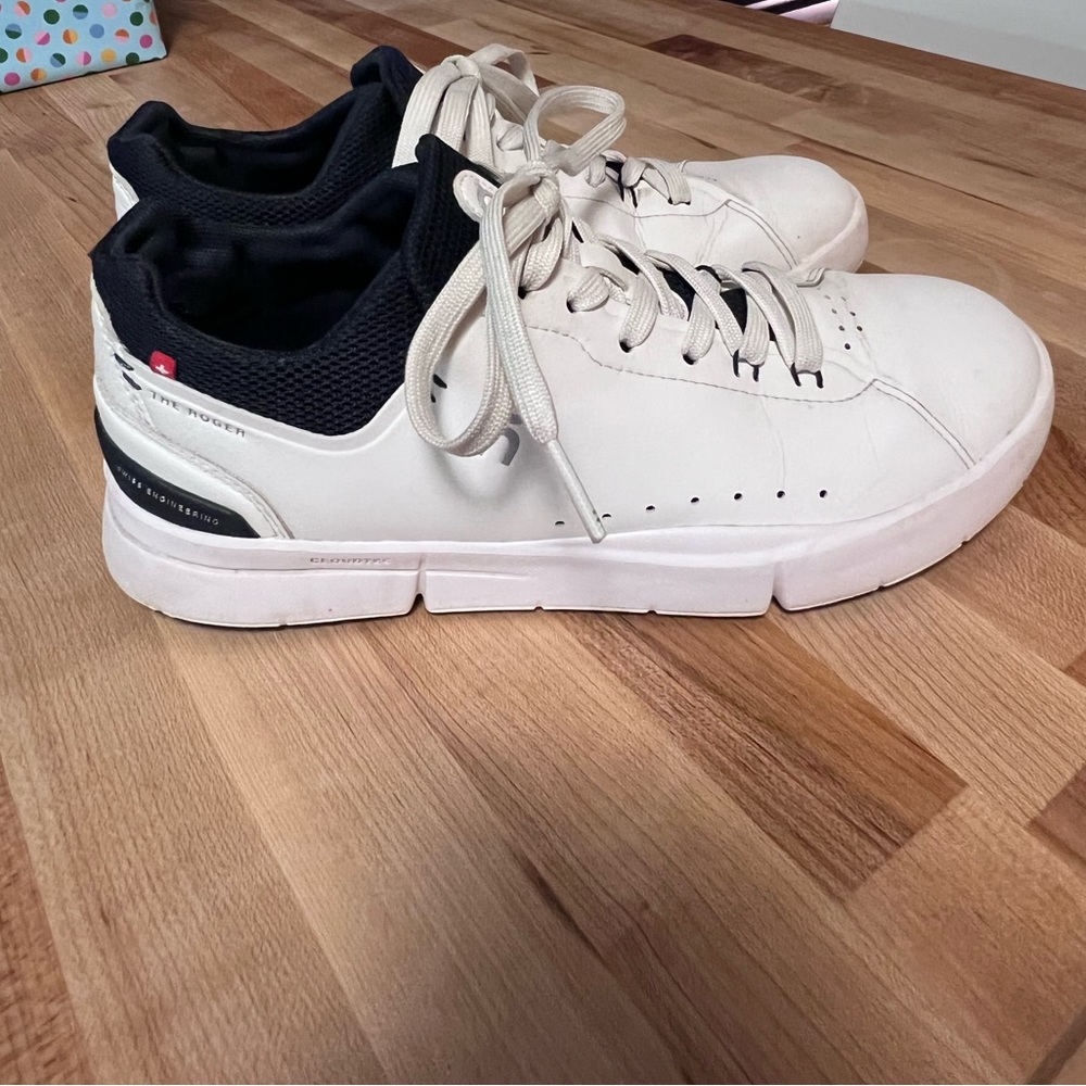 On Roger sneakers white and dark blue women’s 7.5